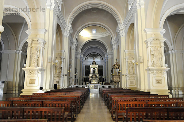 Mittelschiff mit Altarbereich  Catedral de la Asuncion  erbaut 1860  Leon  Nicaragua  Zentralamerika