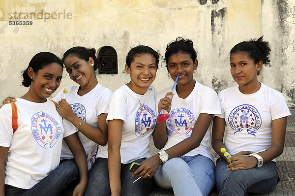 Schülerinnen freuen sich zum Schulende auf die Ferien  Leon  Nicaragua  Zentralamerika