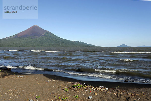 Nicaragua-See  hinten die Insel Ometepe  Nicaragua  Zentralamerika