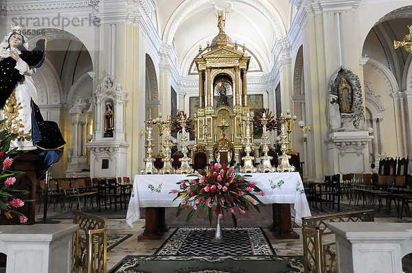 Geschmückter Altar  Kirchenfest  Catedral de la Asuncion  Leon  Nicaragua  Zentralamerika