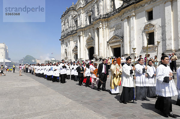 Kirchenfest mit Umzug  Catedral de la Asuncion  Leon  Nicaragua  Zentralamerika