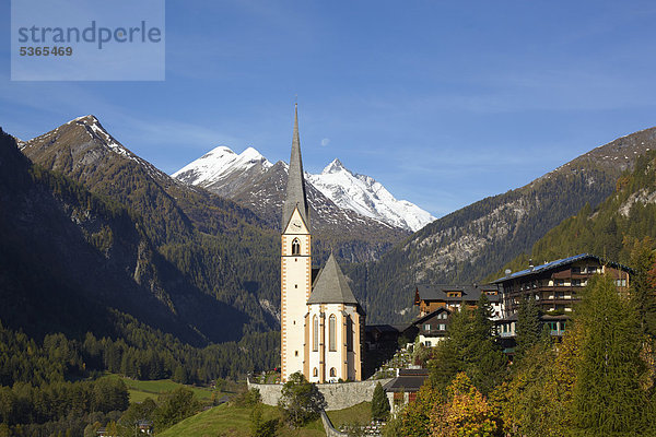 Heiligenblut  Pfarrkirche mit Großglockner  Kärnten  Österreich  Europa