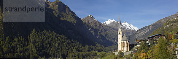Heiligenblut  Pfarrkirche mit Großglockner  Kärnten  Österreich  Europa  Panoramaaufnahme