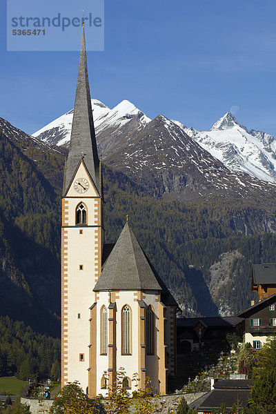Heiligenblut  Pfarrkirche mit Großglockner  Kärnten  Österreich  Europa