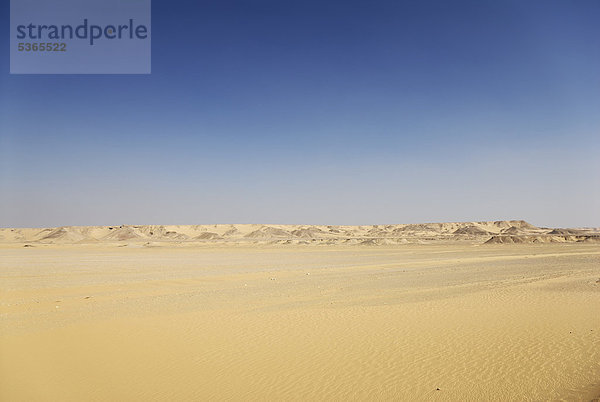Wüstenlandschaft zwischen der Oase Kharga und Luxor  Libysche Wüste  Ägypten  Afrika