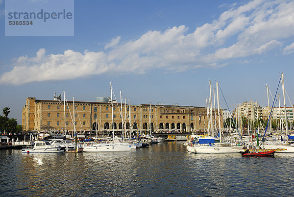 Segelyachten im Yachthafen  Museu d'Historia de Catalunya  Museum für katalanische Geschichte  Darsena del Comerc  Port Vell  Barcelona  Katalonien  Spanien  Europa  ÖffentlicherGrund