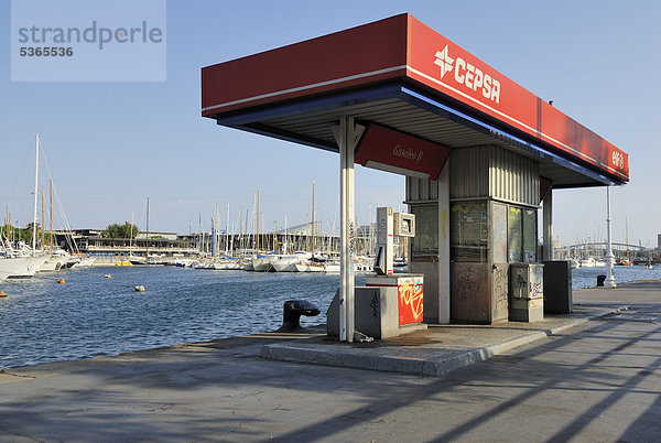 Tankstelle im Hafen  Port Vell  Barcelona  Katalonien  Spanien  Europa  ÖffentlicherGrund