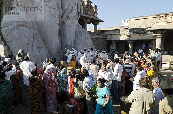 Pilger auf dem Indragiri-Hügel in Sravanabelagola warten auf die Segnungen von Bahubali durch die einheimischen Priester  Karnataka  Indien  Asien