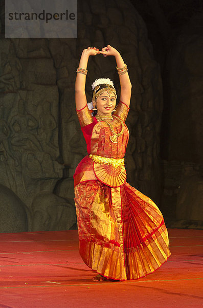 Tänzer bei einer Aufführung während des jährlichen Tanzfestivals in Mahabalipuram  Tamil Nadu  Indien  Asien