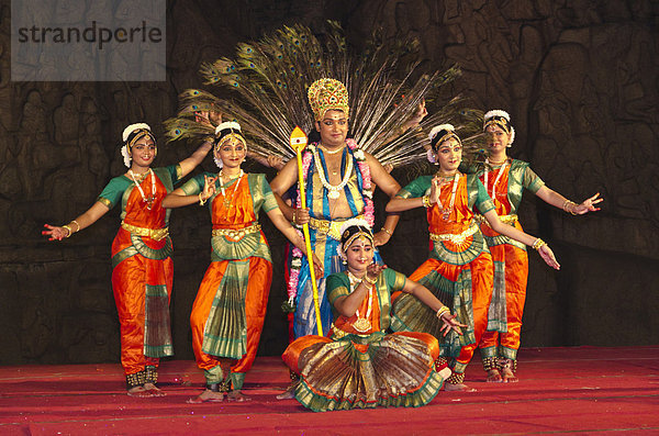 Tänzer bei einer Darbietung auf dem alljährlichen Tanzfestival in Mamallapuram  auch Mahabalipuram  Tamil Nadu  Indien  Asien