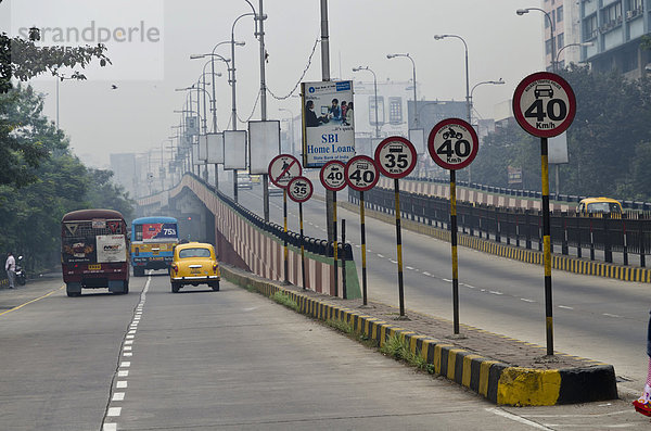 Lustige Beschilderung an einer Hauptstraße in Kalkutta  offiziell Kolkata  Westbengalen  Indien  Asien