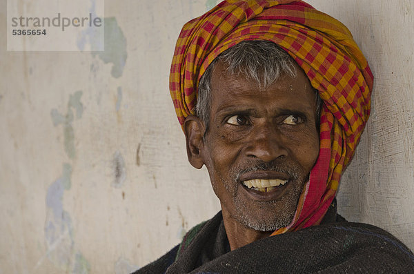 Lächelnder Mann  Porträt  Kalkutta  offiziell Kolkata  Westbengalen  Indien  Asien