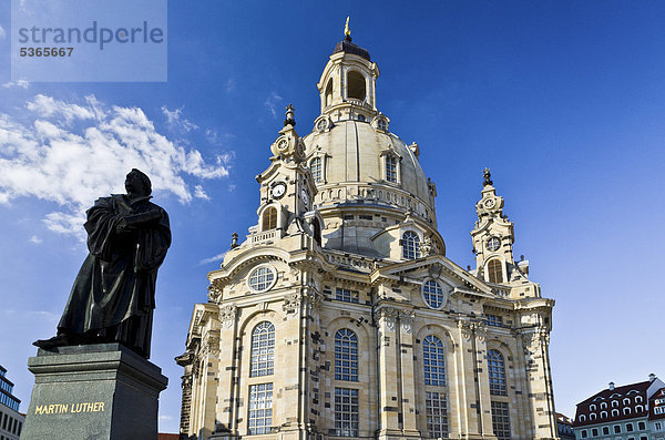 Wiederaufgebaute Frauenkirche vom Neumarkt aus gesehen  Dresden  Sachsen  Deutschland  Europa