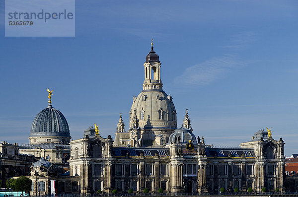 Brühlsche Terrasse und Frauenkirche von der Carolabrücke aus gesehen  Dresden  Sachsen  Deutschland  Europa