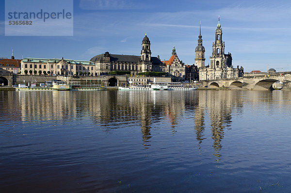 Hofkirche und Residenzschloss von der Carolabrücke aus über die Elbe gesehen  Dresden  Sachsen  Deutschland  Europa