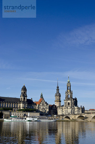 Hofkirche und Dresdner Schloss mit Elbe  von der Carolabrücke  Dresden  Sachsen  Deutschland  Europa