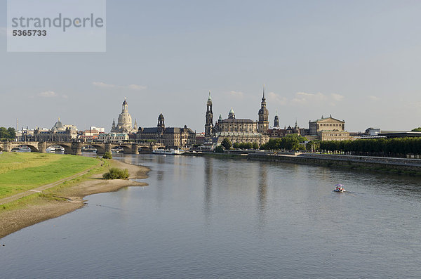 Altstadt an der Elbe  von der Marienbrücke aus  Dresden  Sachsen  Deutschland  Europa