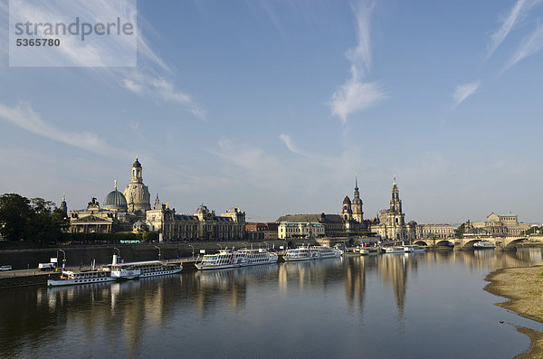 Brühlsche Terrasse  Frauenkirche  Katholische Hofkirche und Residenzschloss von der Carolabrücke aus über die Elbe gesehen  Dresden  Sachsen  Deutschland  Europa