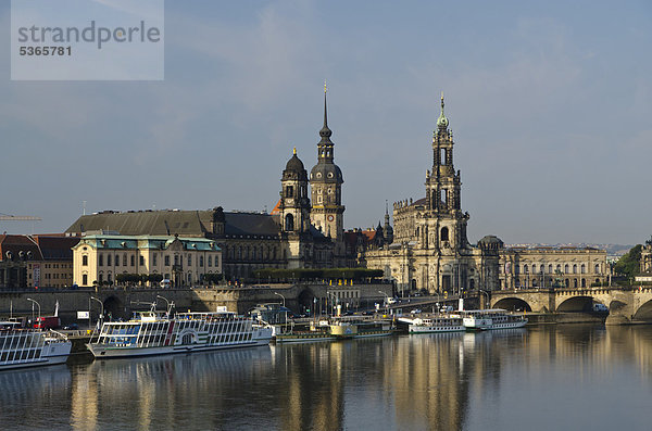 Katholische Hofkirche und Residenzschloss von der Carolabrücke aus über die Elbe gesehen  Dresden  Sachsen  Deutschland  Europa