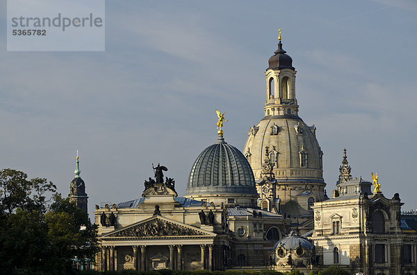 Brühlsche Terrasse und Frauenkirche von der Carolabrücke aus über die Elbe gesehen  Dresden  Sachsen  Deutschland  Europa