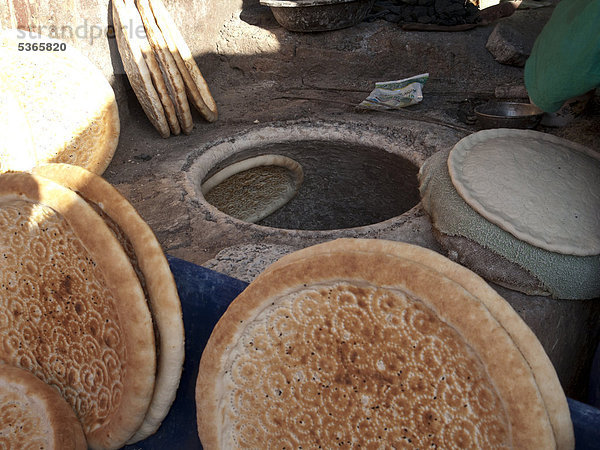 Uigurisches Brot  im Tandoori-Ofen gebacken  wird in den Straßen von Kashgar verkauft  Xinjiang  China  Asien