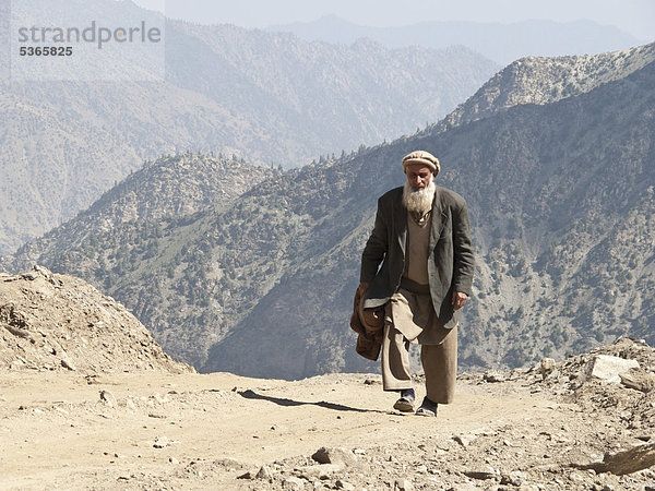 Einheimischer Mann zu Fuß auf dem Weg zum Babusar Pass  Chillas  Nordwestliche Grenzprovinz  Pakistan  Südasien  Asien