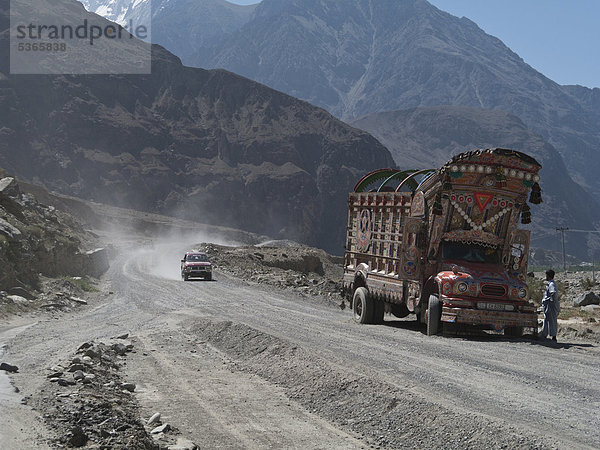 Der staubige Karakorum-Highway  Gilgit  Nordwestliche Grenzprovinz  Pakistan  Südasien  Asien