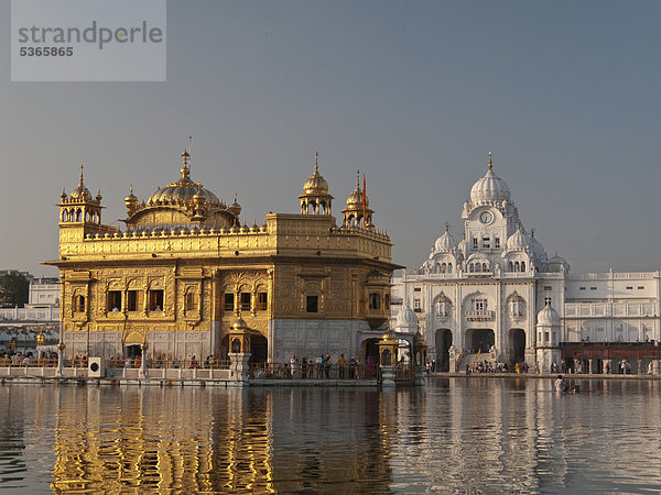 Der Goldene Tempel  das höchste Heiligtum der Sikhs  Amritsar  Provinz Punjab  Indien  Südasien