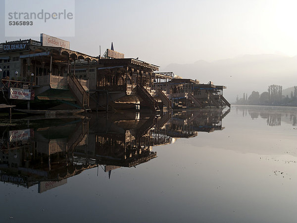 Hausboote auf dem Dal-See  beliebte Unterkunft für Touristen in Srinagar  Jammu und Kaschmir  Indien  Südasien