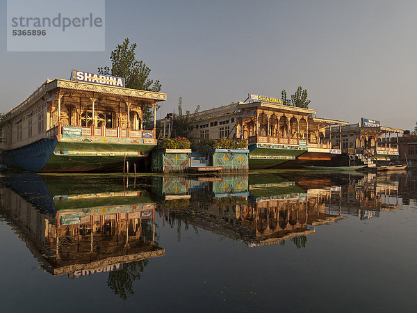 Hausboote auf dem Dal-See  beliebte Touristenunterkünfte  Srinaga  Jammu und Kashmir  Indien  Asien