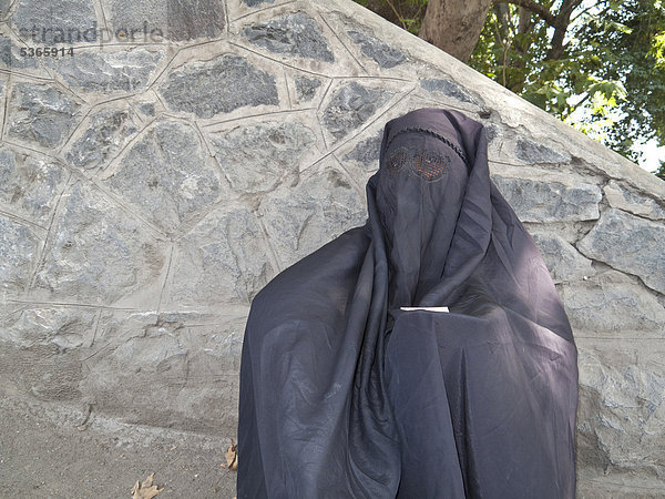 Muslimische Frau in einer Burka  traditionelles Viertel von Srinaga  Jammu und Kashmir  Indien  Asien