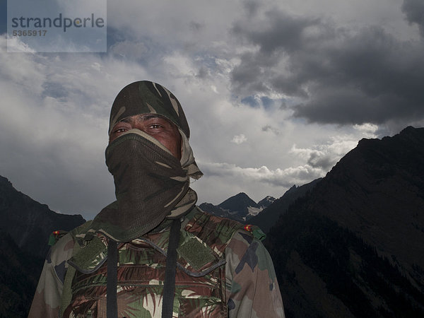 Soldat kontrolliert die Straße am Zoji La Pass zwischen Srinagar und dem umkämpften Kargil  Jammu und Kashmir  Indien  Asien