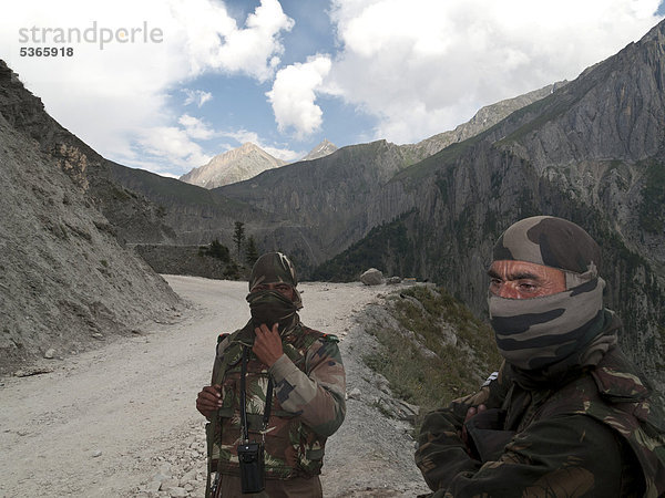 Soldaten kontrollieren die Straße am Zoji La Pass zwischen Srinagar und dem umkämpften Kargil  Jammu und Kashmir  Indien  Asien