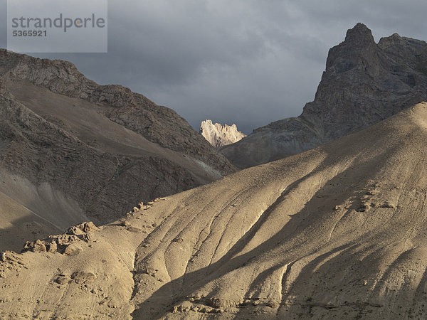 Karge Landschaft in Höhenlage im ehemaligen Königreich Ladakh  Lamayuru  Jammu und Kashmir  Indien  Asien
