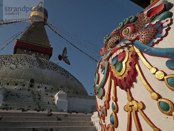 Kleiner Schrein für religiöse Zeremonien vor dem Bodnath-Stupa  Bodnath  auch Boudnath  Kathmandu  Nepal  Südasien