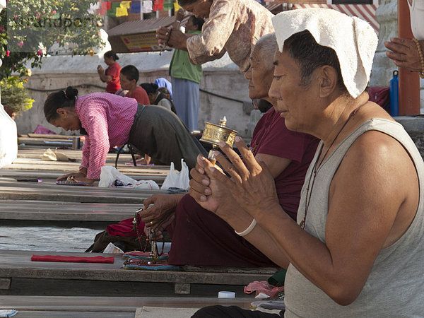 Gläubige beten vor dem Bodnath-Stupa  Bodnath  auch Boudnath  Kathmandu  Nepal  Südasien