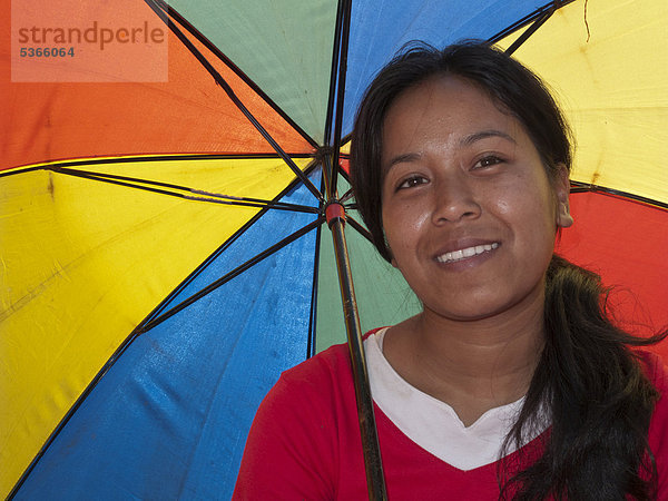 Frau mit einem Sonnenschirm  Kathmandu  Nepal  Südasien