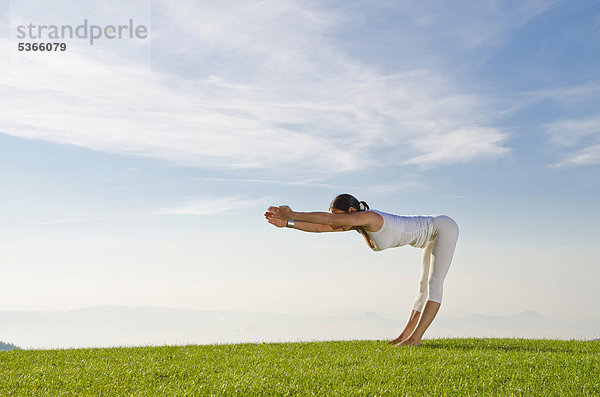 Junge Frau praktiziert Hatha-Yoga im Freien  zeigt die Stellung samakonasana  rechtwinklige Stellung  Nove Mesto  Okres Teplice  Tschechische Republik  Europa