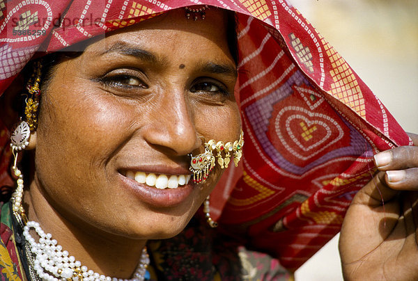 Rajasthani Frau mit Schmuck  Porträt  Jaisalmer  Rajasthan  Indien  Asien