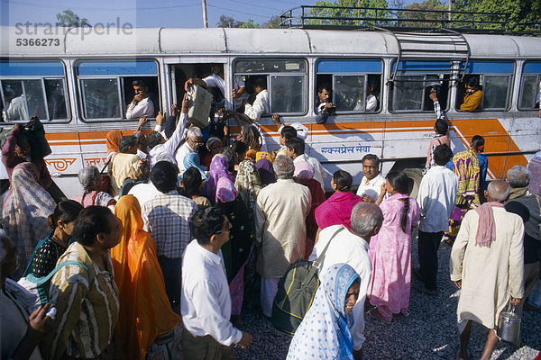 Menschen versuchen einen überfüllten Bus zu besteigen  Bhuj  Gujarat  Indien  Asien