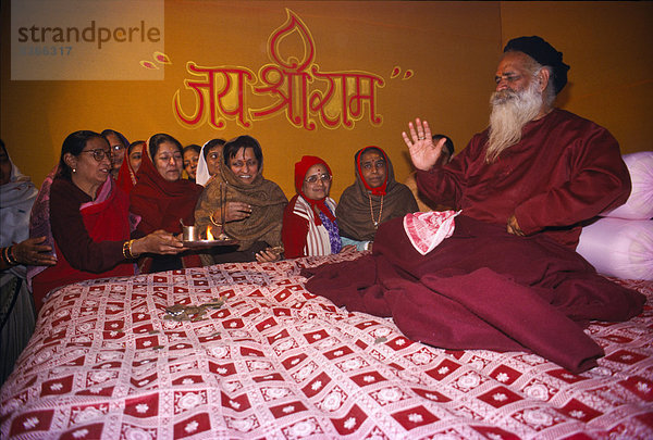 Berühmte Sadhus unterrichten die Pilger auf der Maha Khumba Mela in Allahabad  Uttar Pradesh  Indien  Asien