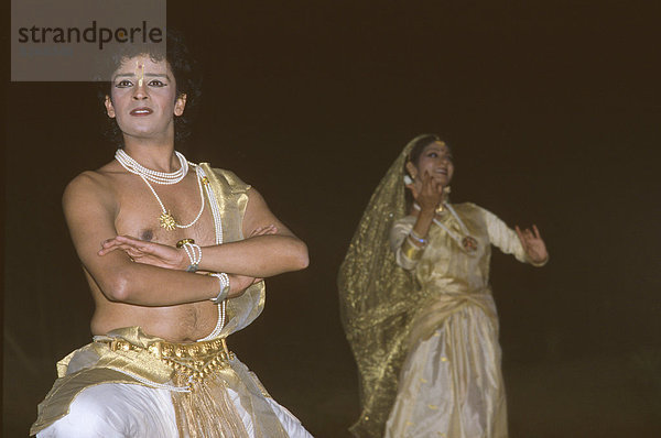 Tänzer beim jährlichen Festival für traditionelle indische Tänze  Khajuraho  Madhya Pradesh  Indien  Asien