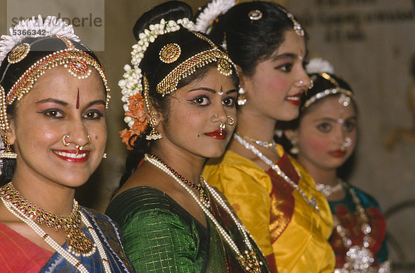 Odissi-Tänzerinnen  Khajuraho  Madhya Pradesh  Indien  Asien