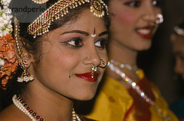 Odissi-Tänzerinnen  Khajuraho  Madhya Pradesh  Indien  Asien