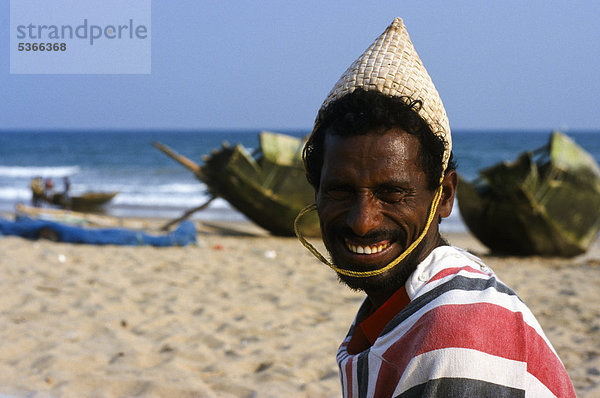Fischer mit einheimischem Hut  Puri  Orissa  Indien  Asien