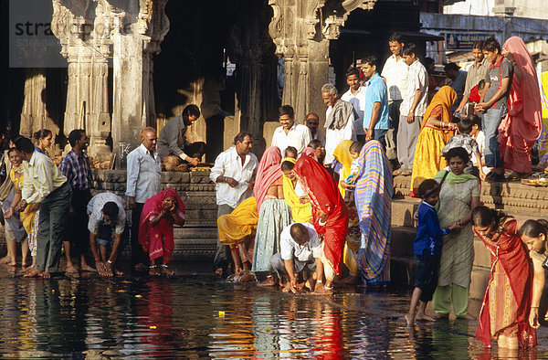Pilger baden an der Quelle des heiligen Flusses Godavari um ihre Sünden fortzuwaschen  Trmbak  Maharashtra  Indien  Asien