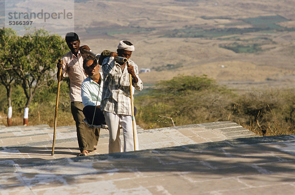 Trage-Service für diejenigen  die keine 3500 Stufen zu den Tempeln von Shatrunjaya klettern können  Palitana  Gujarat  Indien  Asien