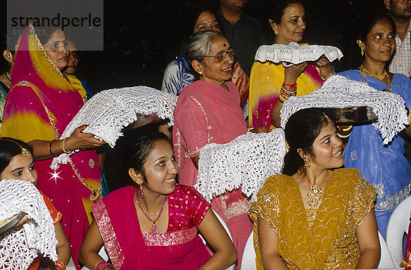 Familienmitglieder übergeben während einer Hochzeitszeremonie ihre Geschenke  Udaipur  Rajasthan  Indien  Asien