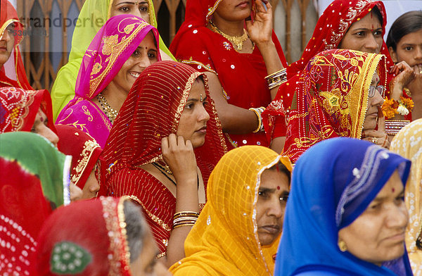 Frauen aus Rhajasthan in bunten Saris  Udaipur  Rajasthan  Indien  Asien