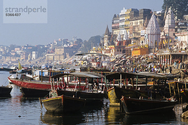Boote auf dem Ganges warten auf Pilger  die eine Fahrt auf dem heiligen Fluss Ganges machen wollen  Varanasi  Uttar Pradesh  Indien  Asien